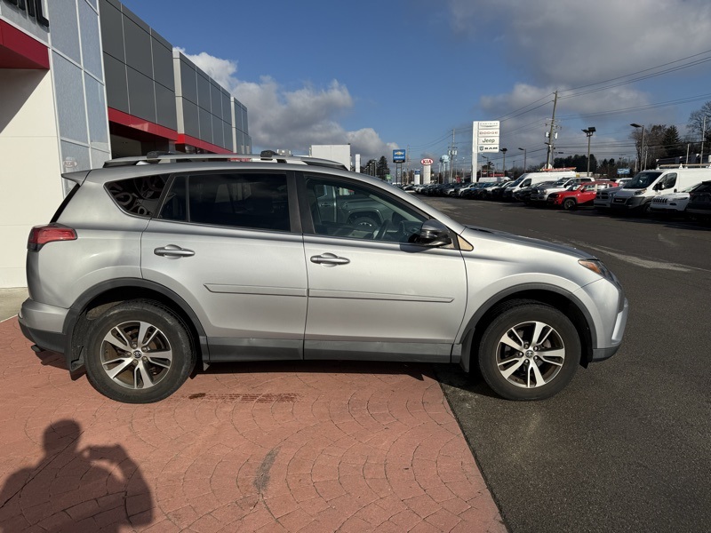 2016 Toyota RAV4 XLE photo 2
