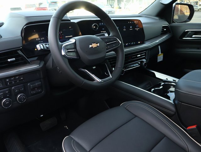 2025 Chevrolet Suburban Premier photo 2