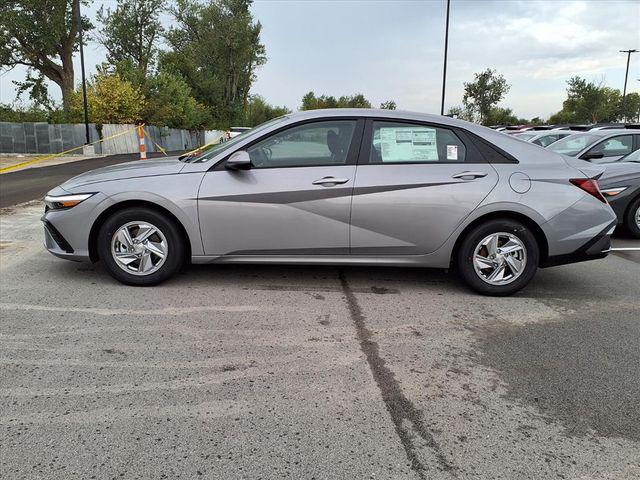 2025 Hyundai Elantra SE photo 2