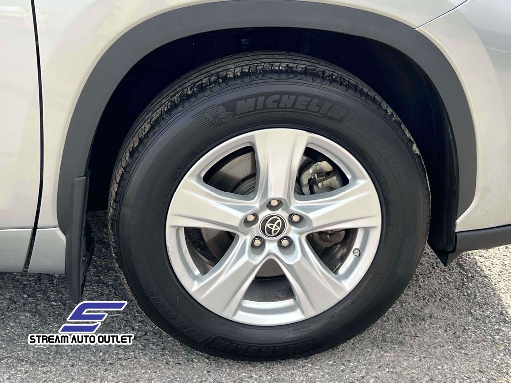 2023 Toyota Highlander LE photo 8