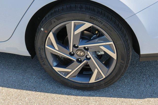 New 2025 White Hyundai SEL Sport image 5