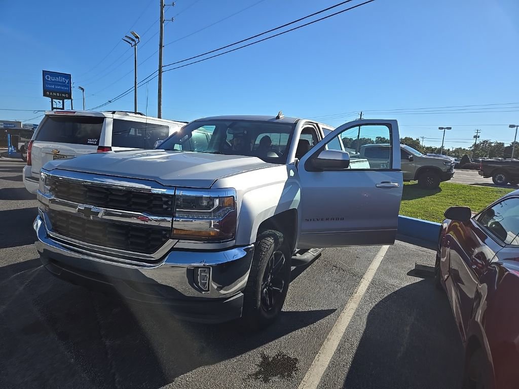 2017 Chevrolet Silverado 1500 LT photo 2