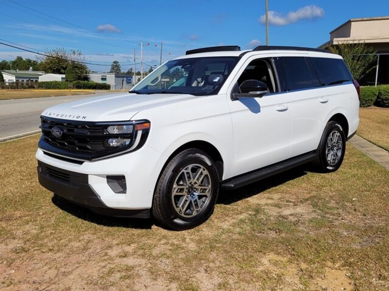 2025 Ford Expedition photo 3