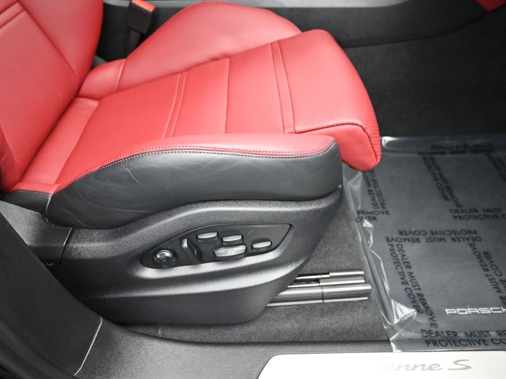 2024 Porsche Cayenne S photo 21