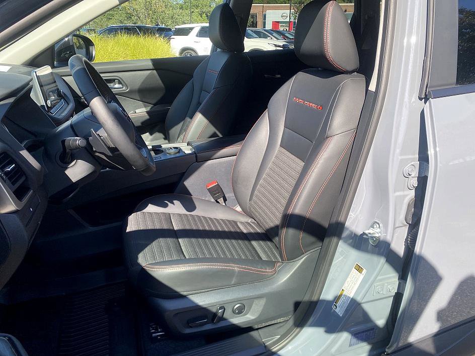2025 Nissan Rogue SV photo 13