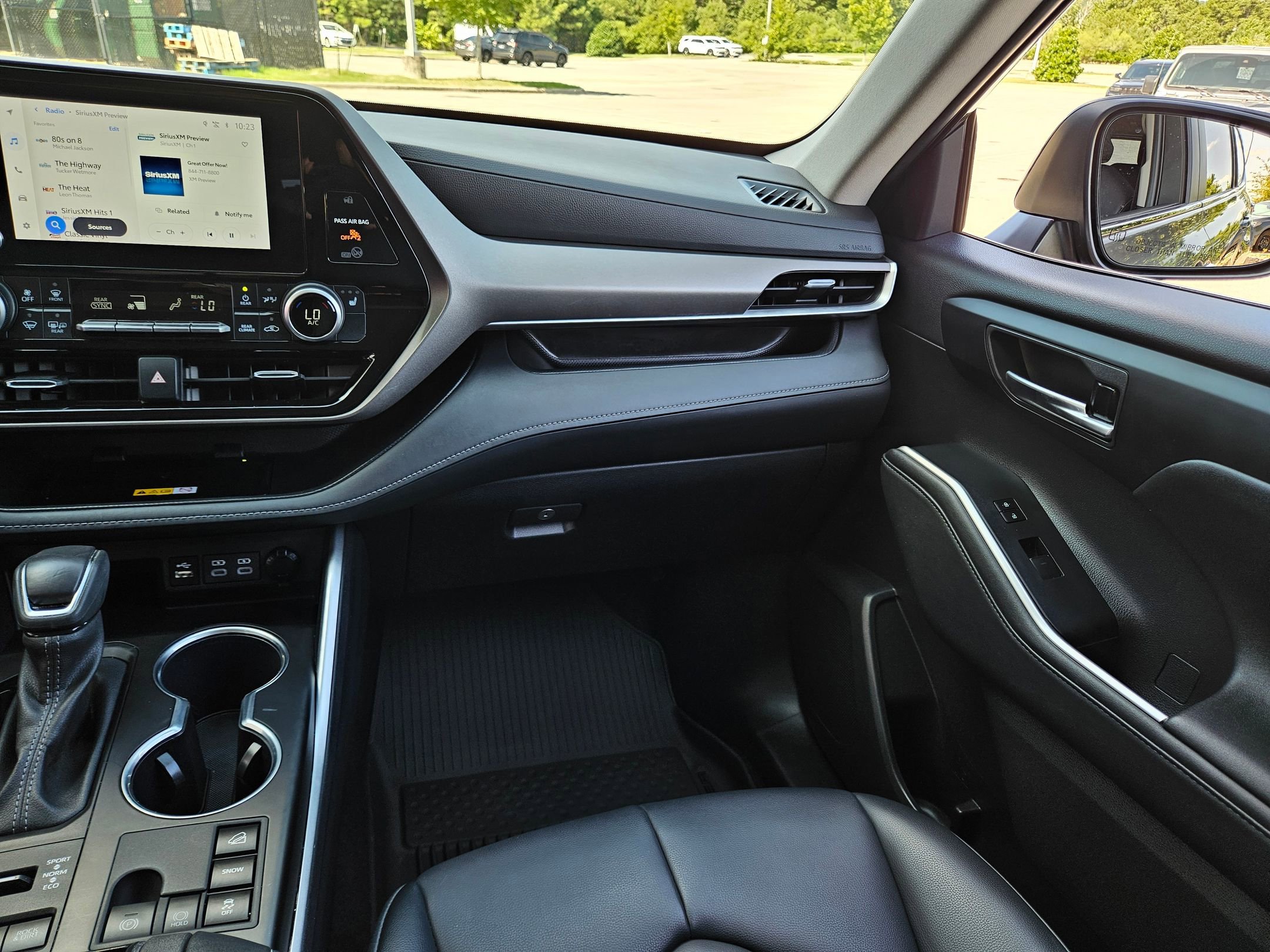 2024 Toyota Highlander XLE photo 11