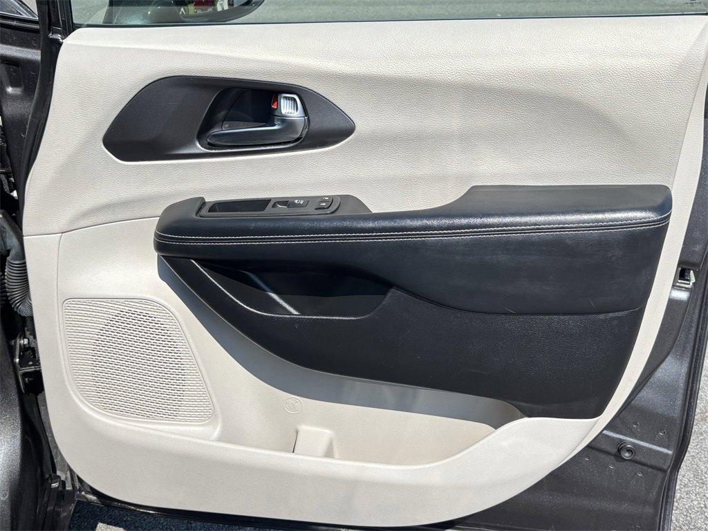 2022 Chrysler Pacifica Touring L photo 23