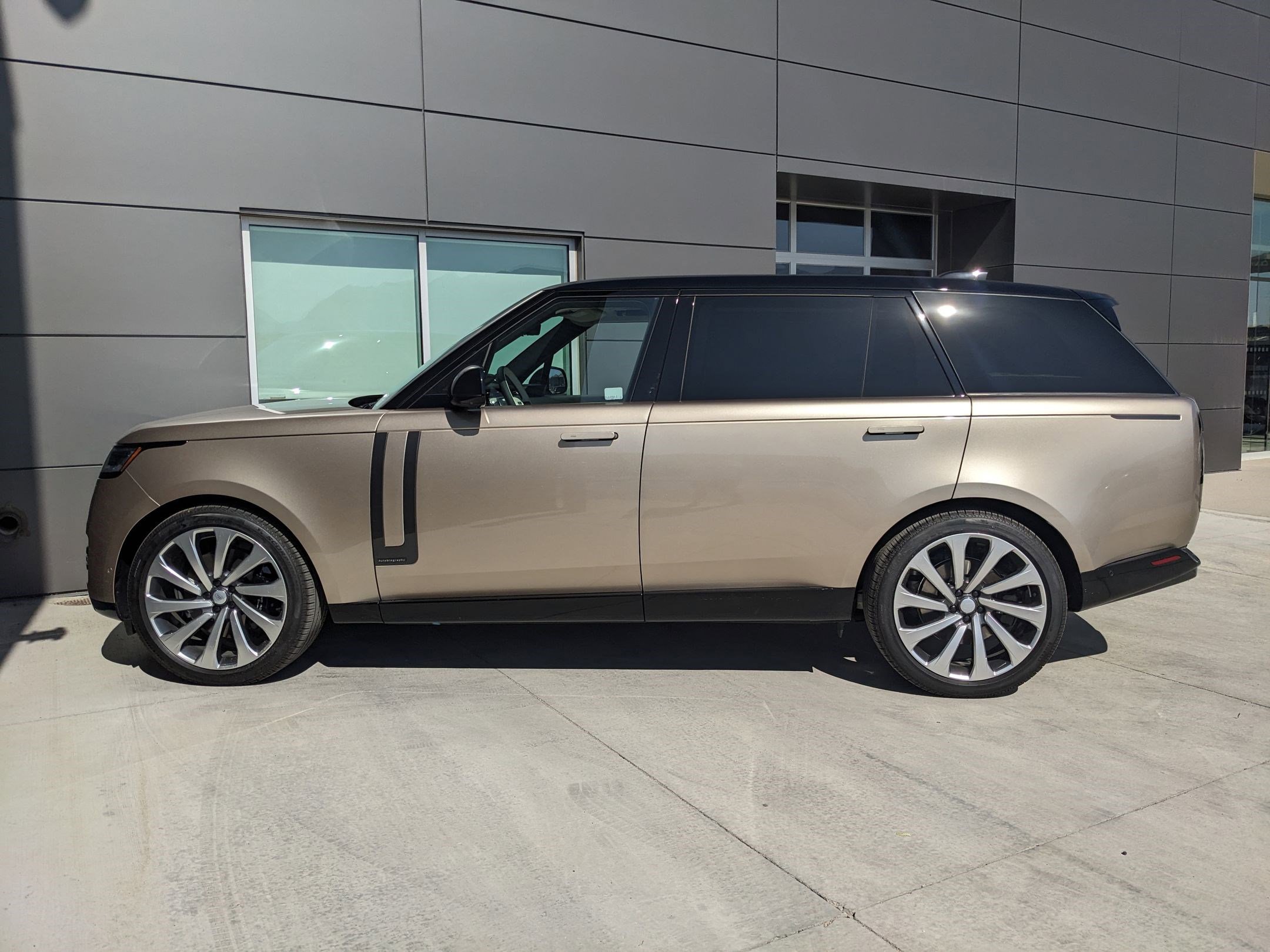 2025 Land Rover Range Rover Autobiography LWB photo 7