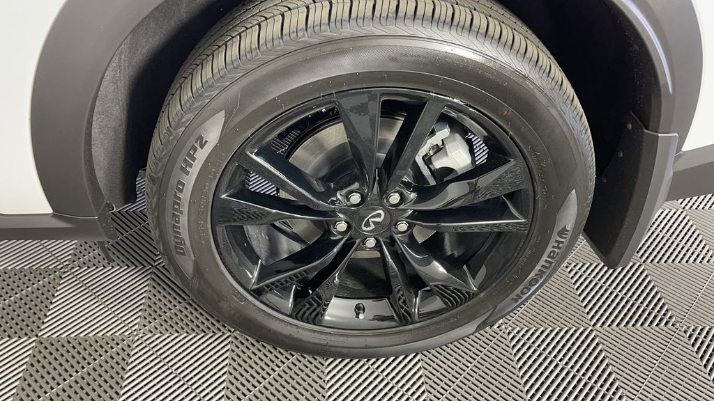 New 2025 White INFINITI LUXE image 34