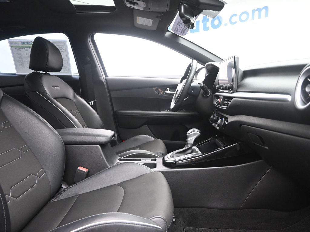2022 Kia Forte GT-Line photo 5