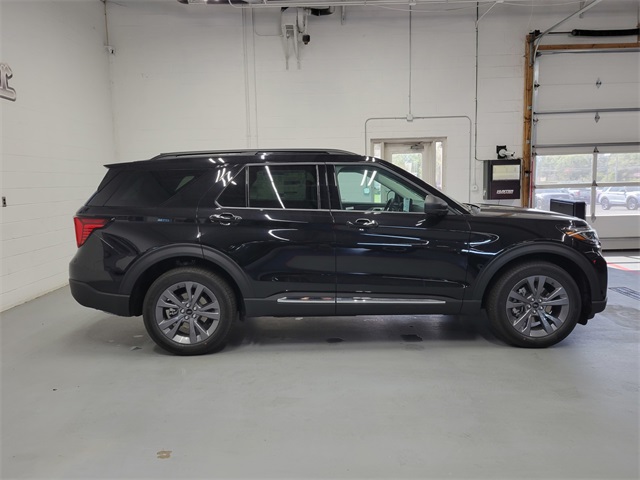 2025 Ford Explorer photo 3