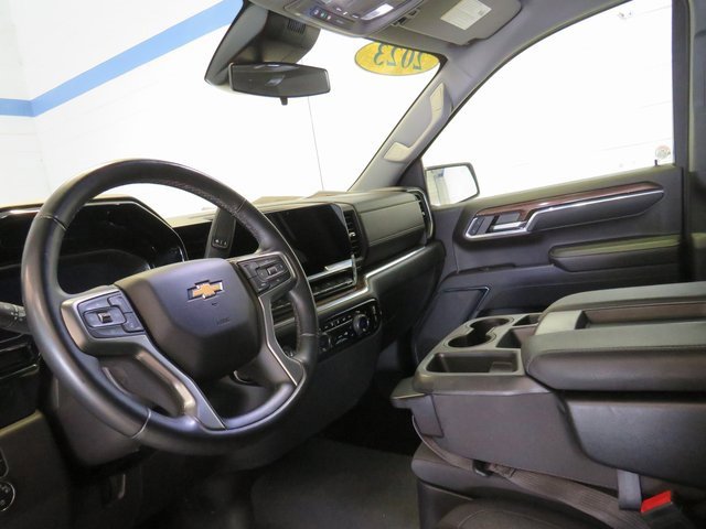 2023 Chevrolet Silverado 1500 LT photo 3
