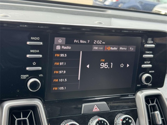 2023 Kia Sorento LX photo 3