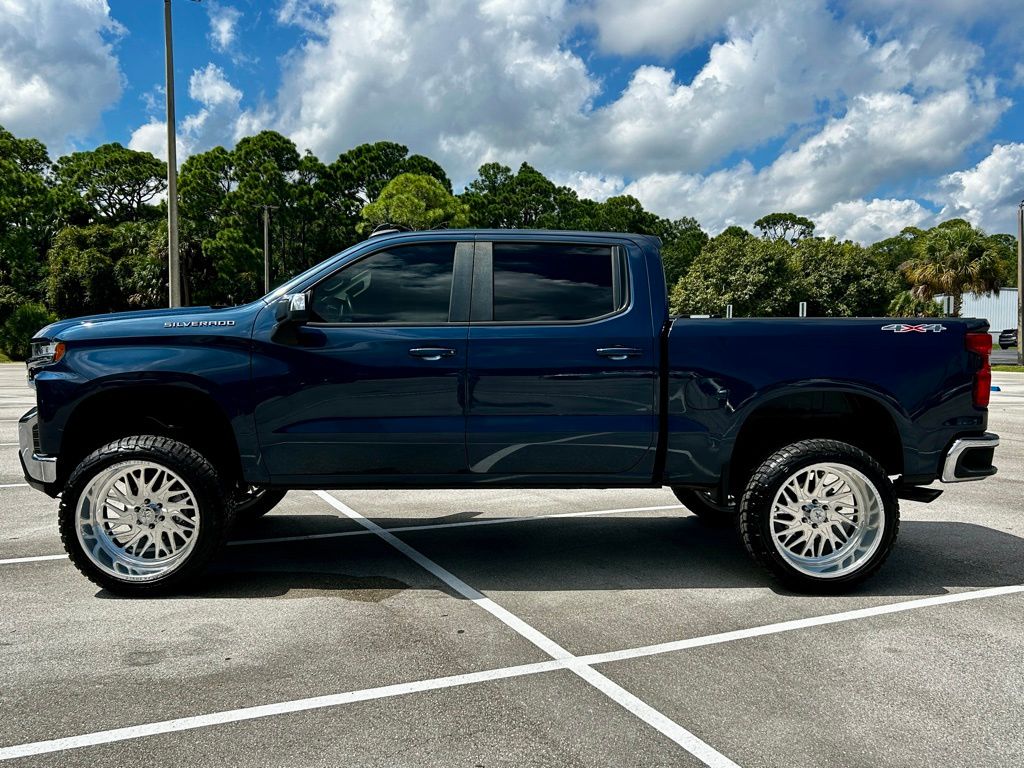 2020 Chevrolet Silverado 1500 LT photo 2