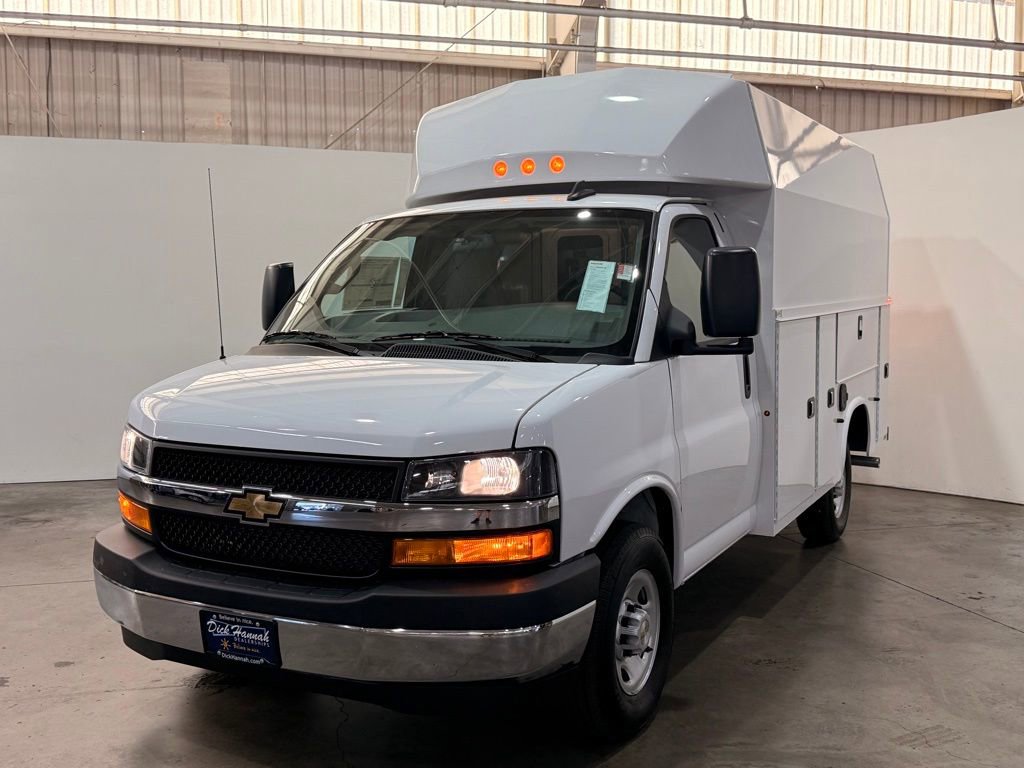 2025 Chevrolet Express Cutaway Base's photo