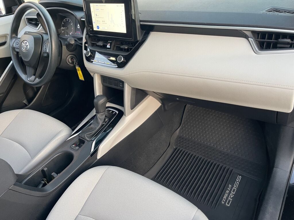 2024 Toyota Corolla Cross L photo 17
