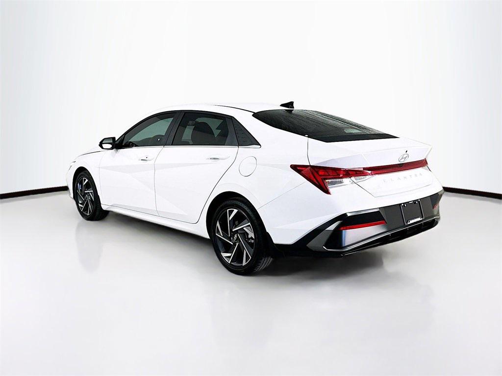 2025 Hyundai Elantra SEL Convenience photo 3