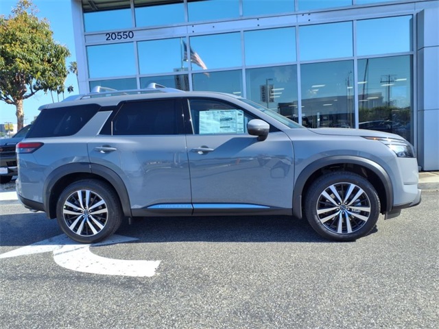 2025 Nissan Pathfinder Platinum photo 4