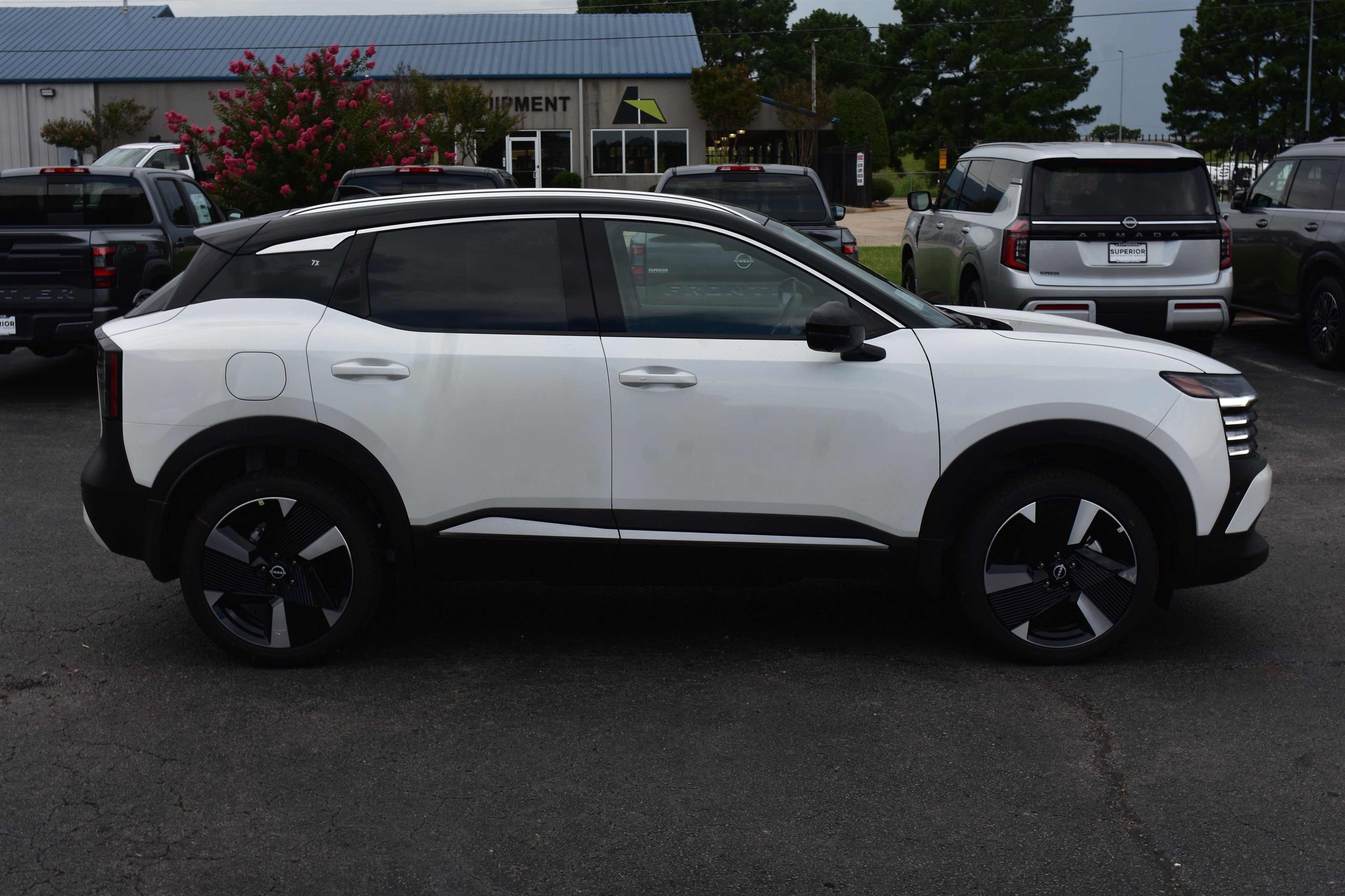 2025 Nissan Kicks SR photo 4