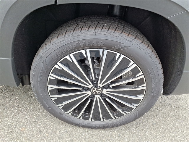 2025 Volkswagen Taos SE photo 3