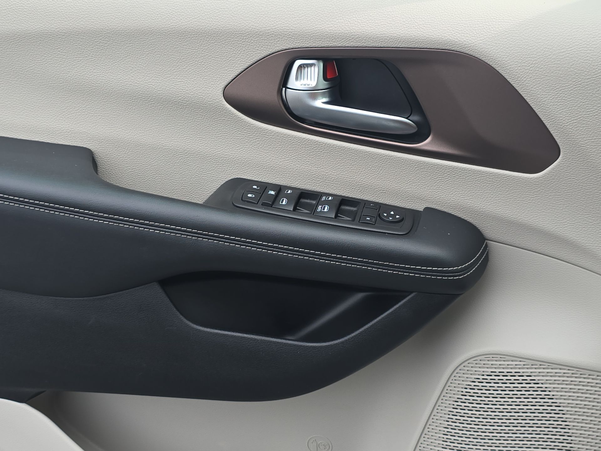 2023 Chrysler Voyager LX photo 45