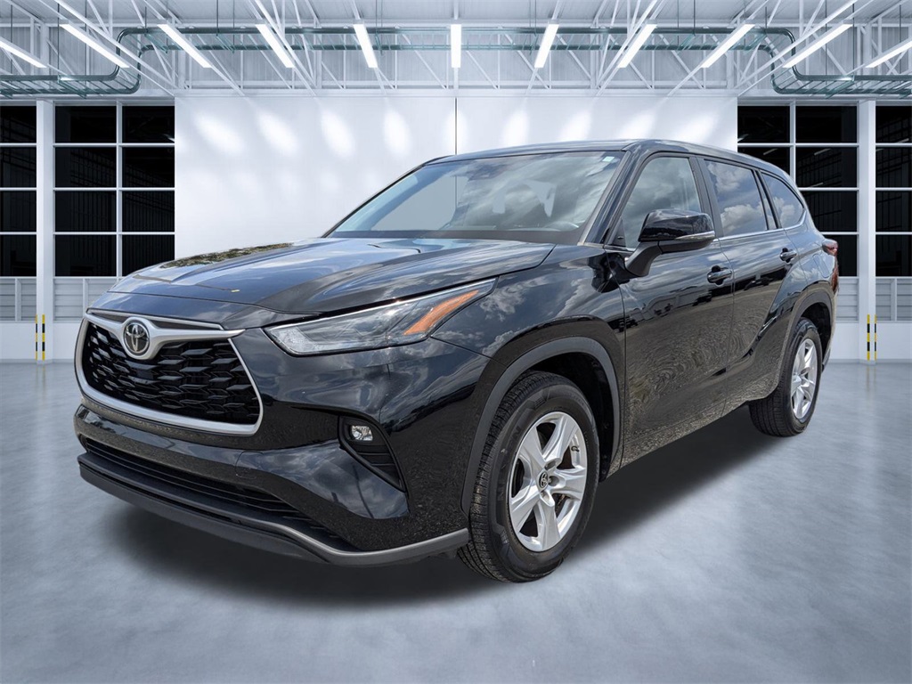 2023 Toyota Highlander LE photo 5