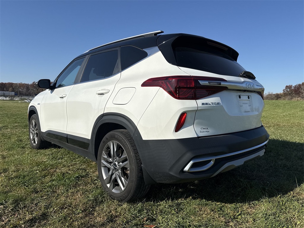 2023 Kia Seltos S photo 2