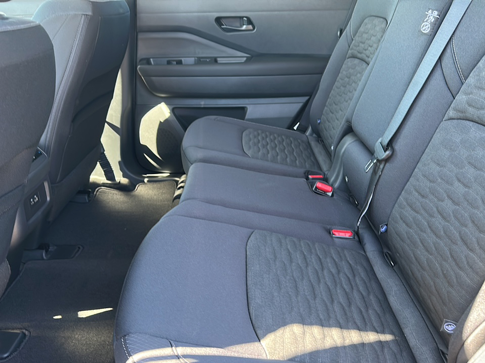 2025 Nissan Pathfinder SV photo 4