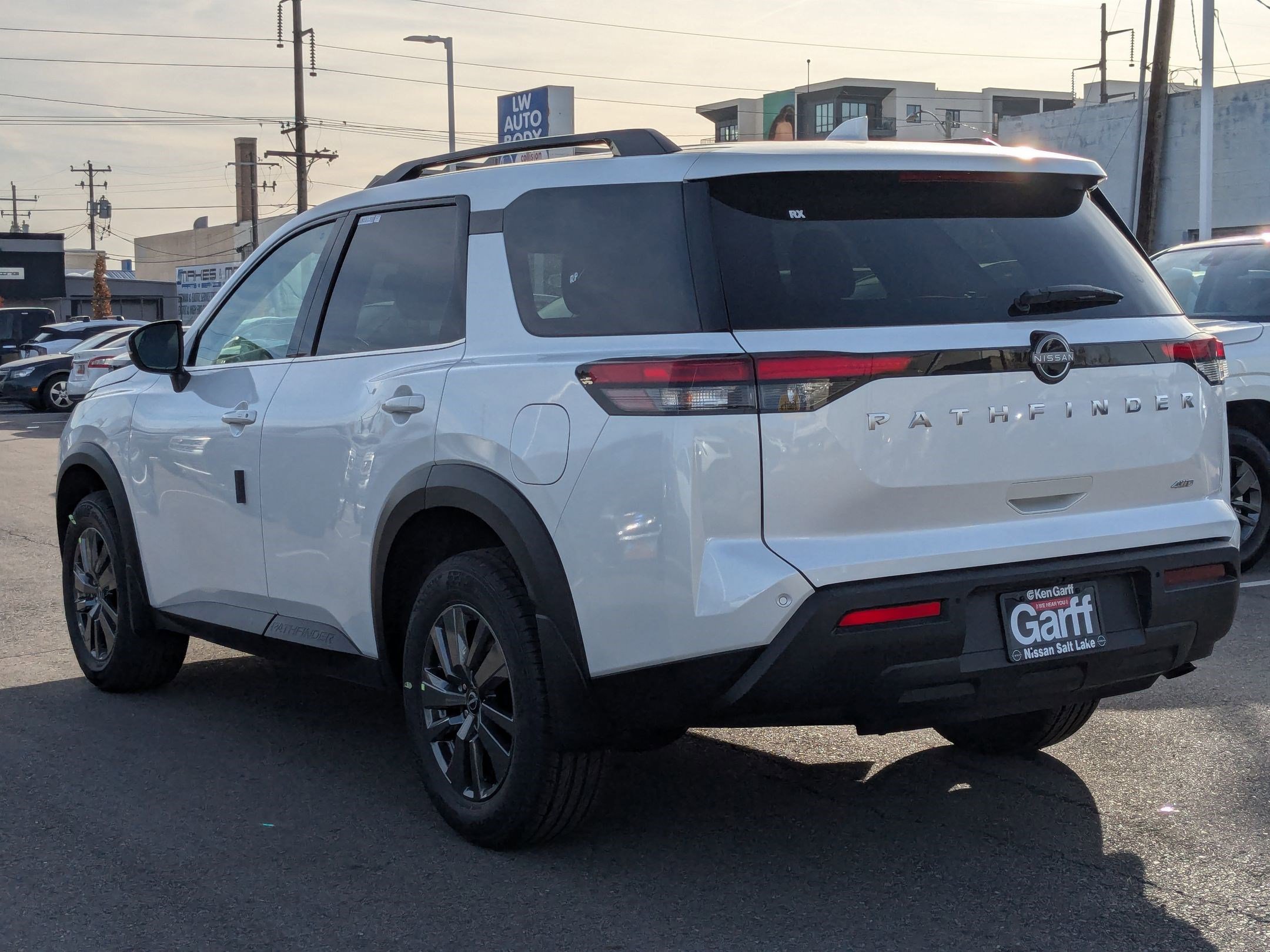 2025 Nissan Pathfinder SV photo 4