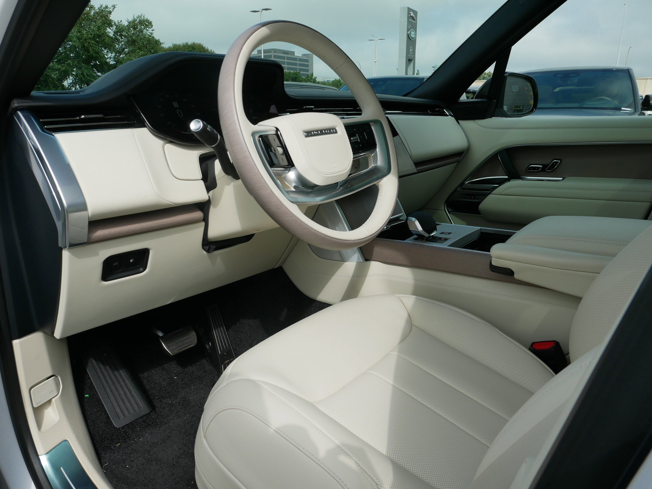 2025 Land Rover Range Rover Autobiography photo 3