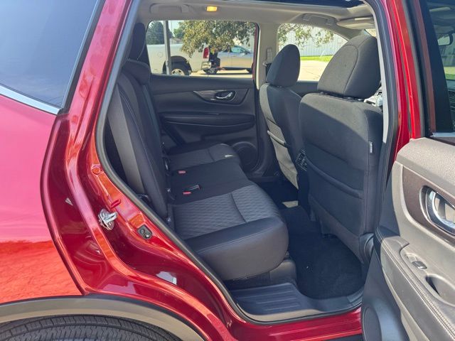 2018 Nissan Rogue SV photo 16