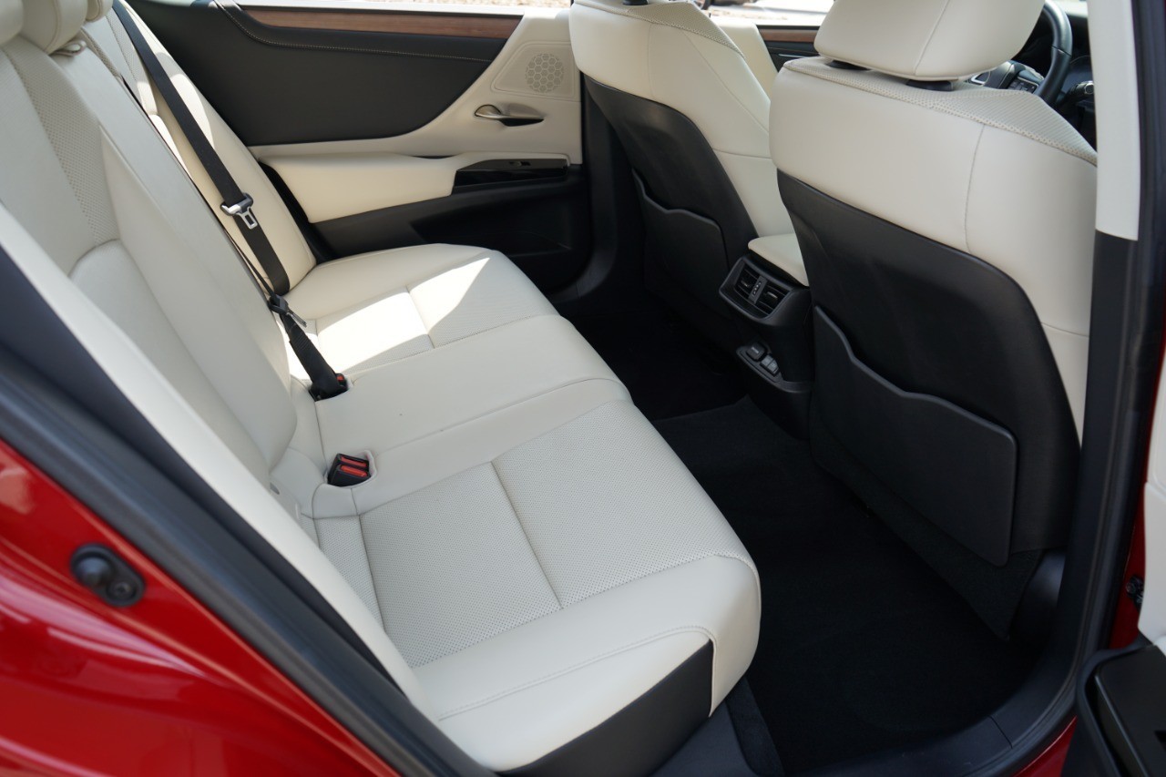 2025 Lexus ES 350 photo 30