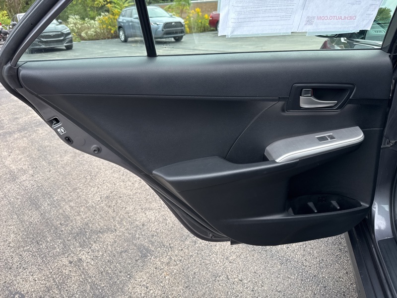 2014 Toyota Camry SE photo 29