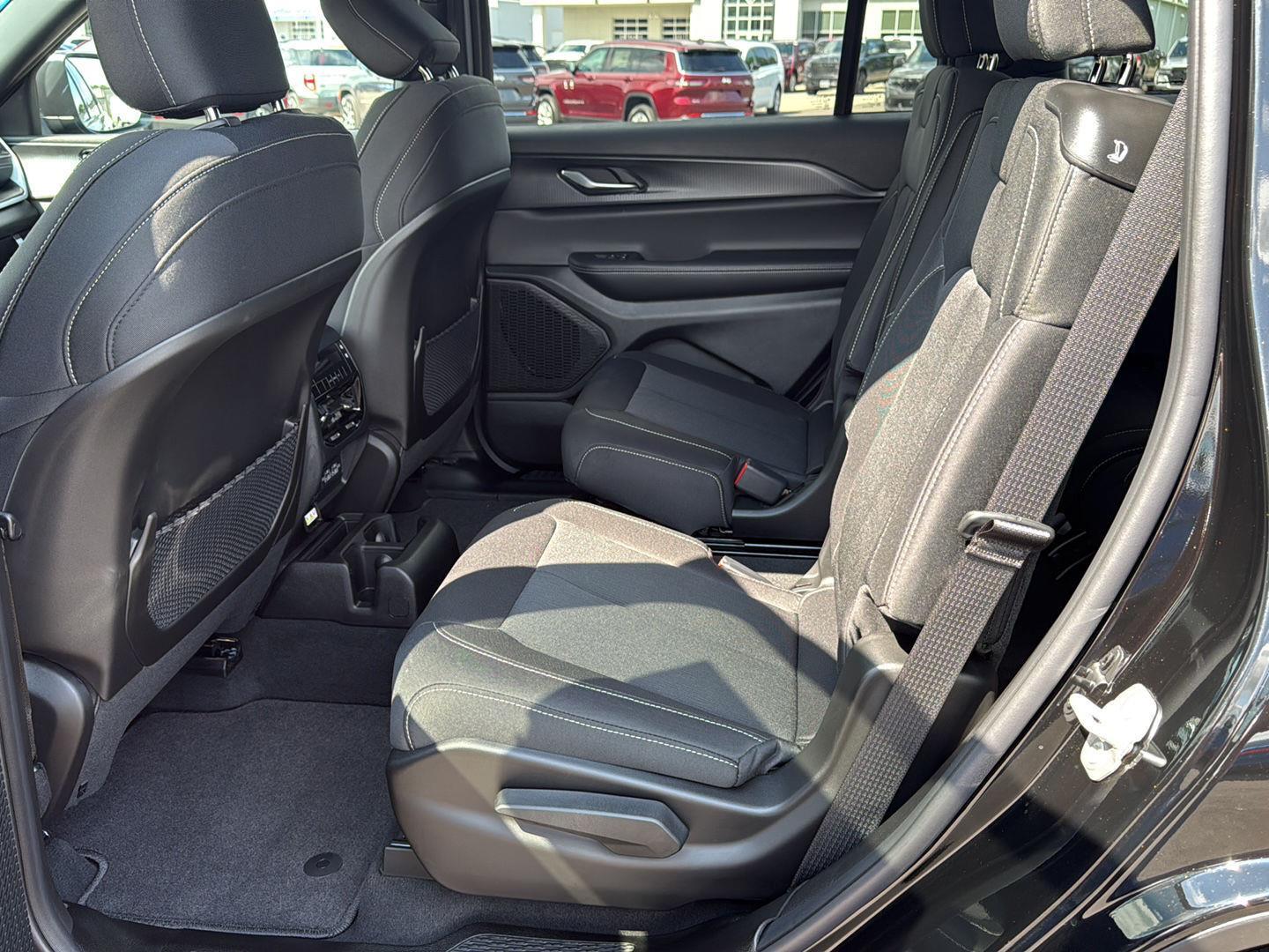 2025 Jeep Grand Cherokee Laredo X photo 11