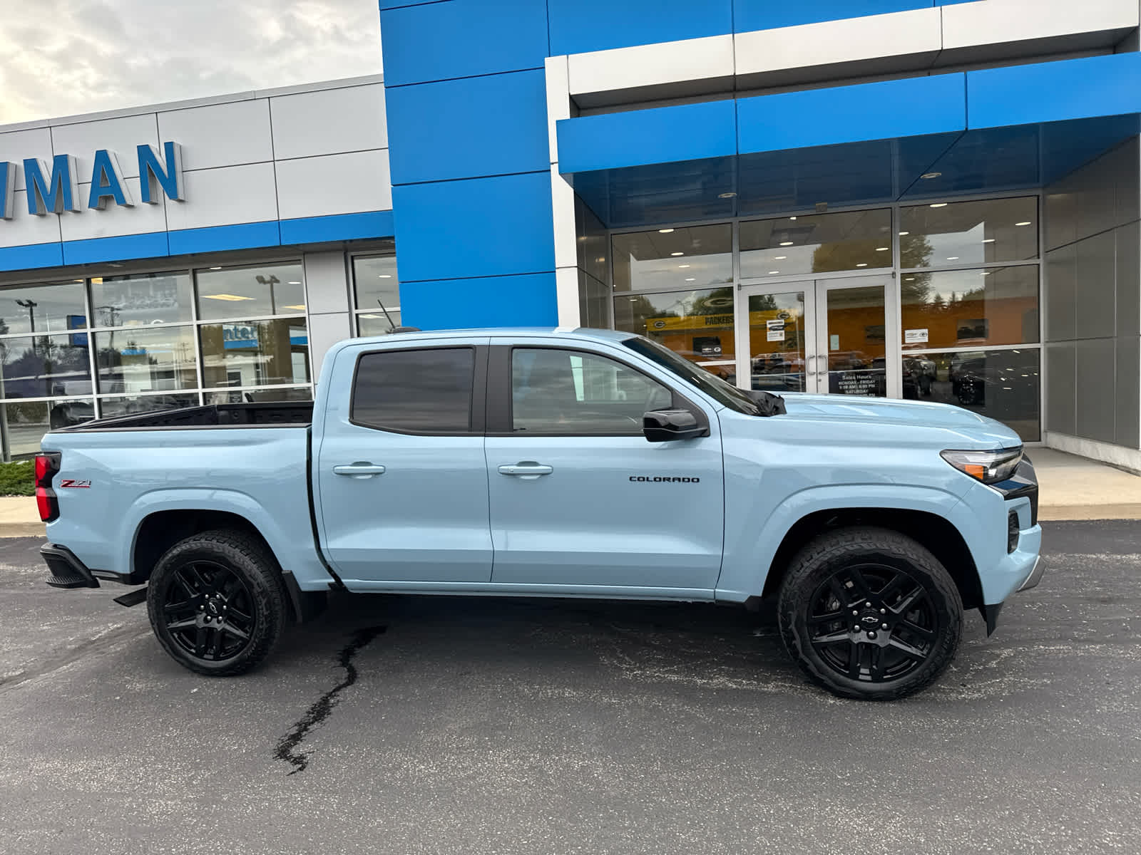 2025 Chevrolet Colorado Z71 photo 2