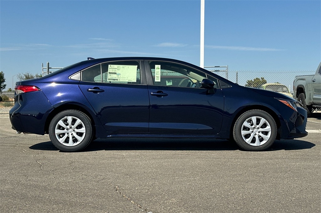 2025 Toyota Corolla LE photo 3