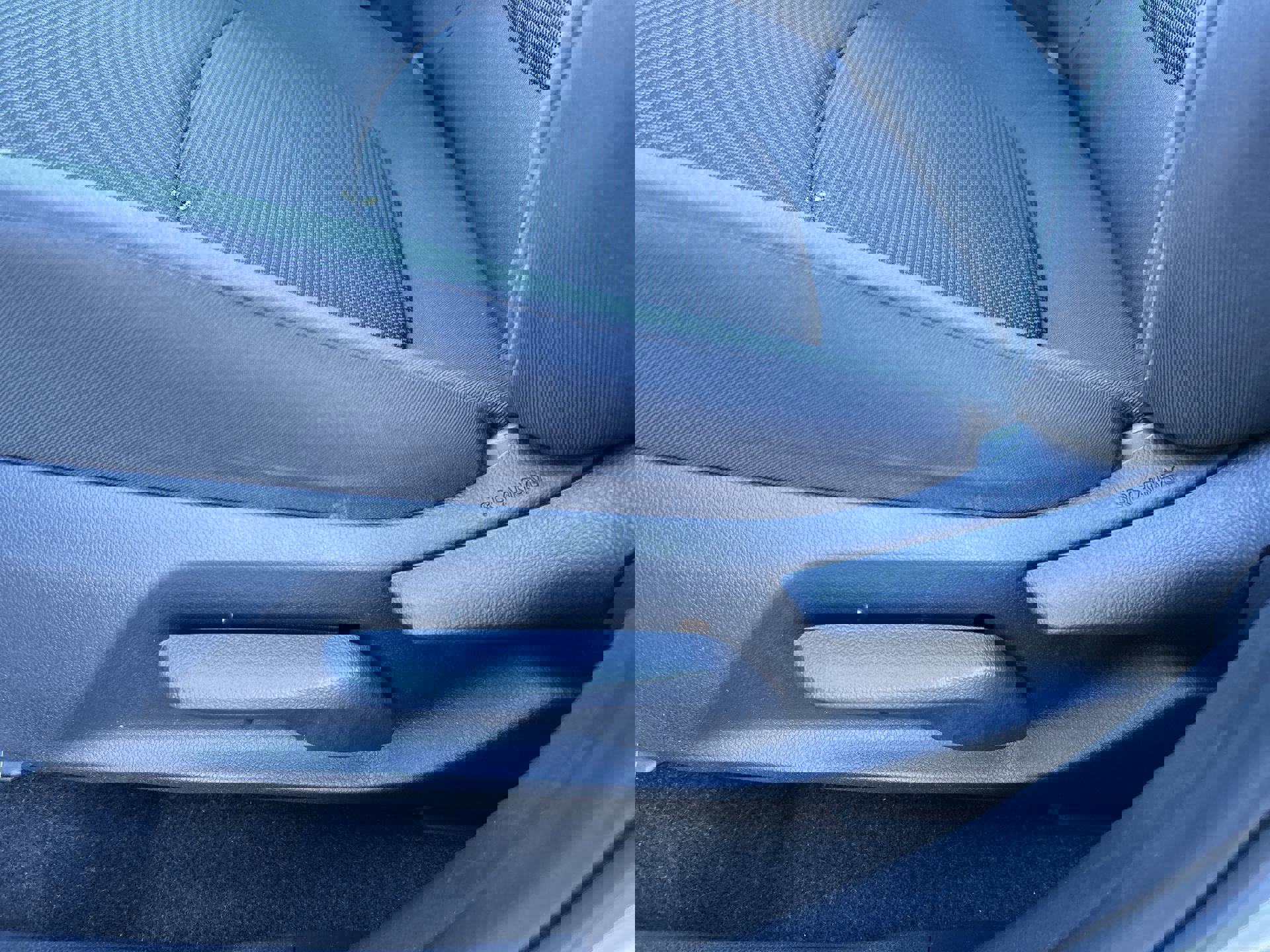 2021 Toyota RAV4 LE photo 12