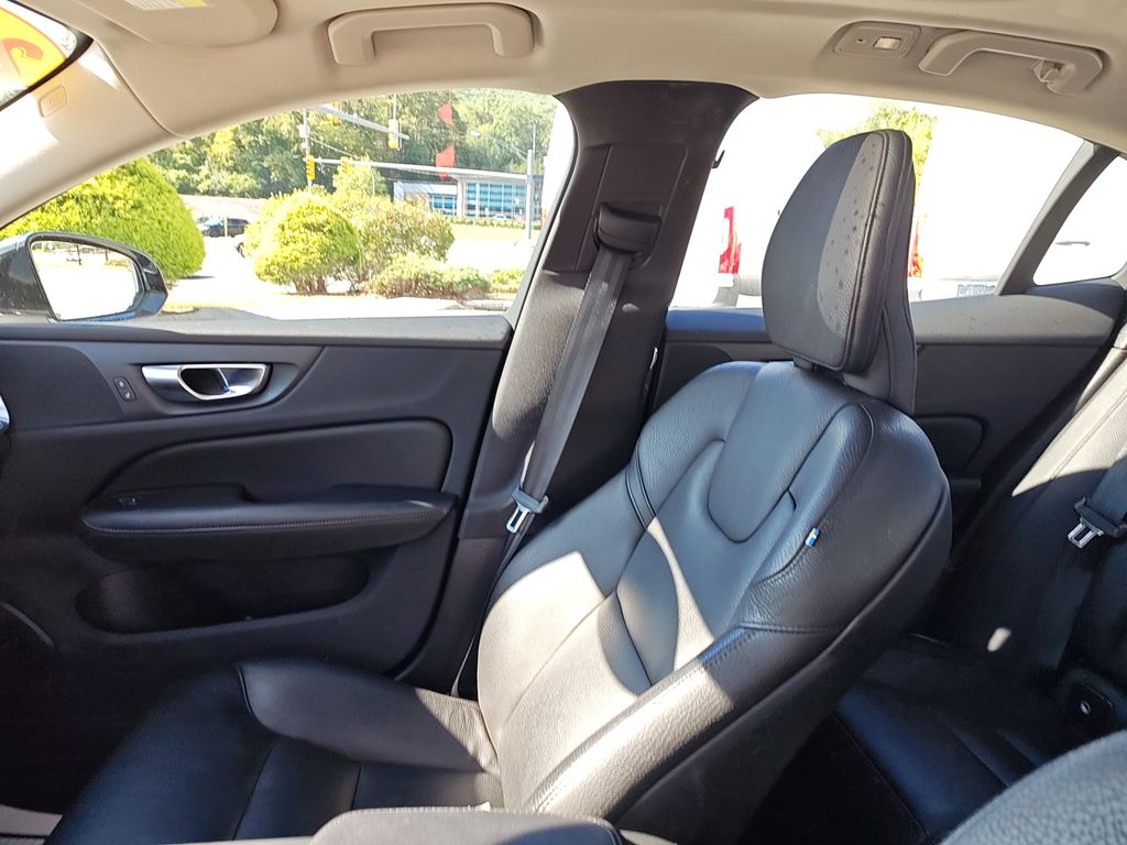 2024 Volvo S60 B5 Plus photo 25