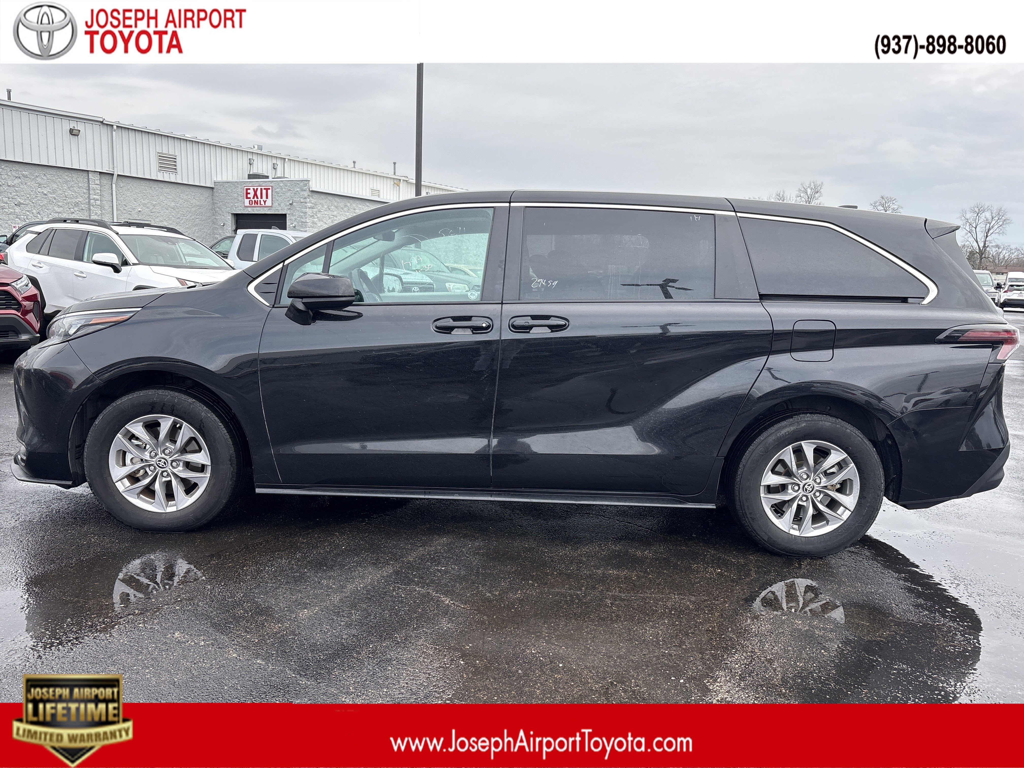 2024 Toyota Sienna LE's photo