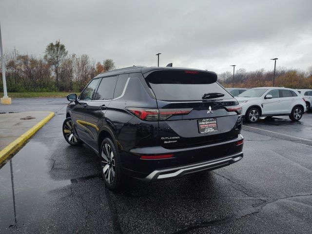 2025 Mitsubishi Outlander SEL photo 3