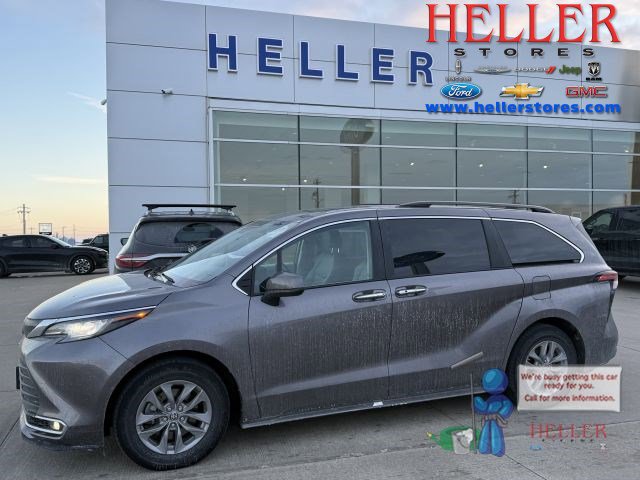 2022 Toyota Sienna XLE's photo