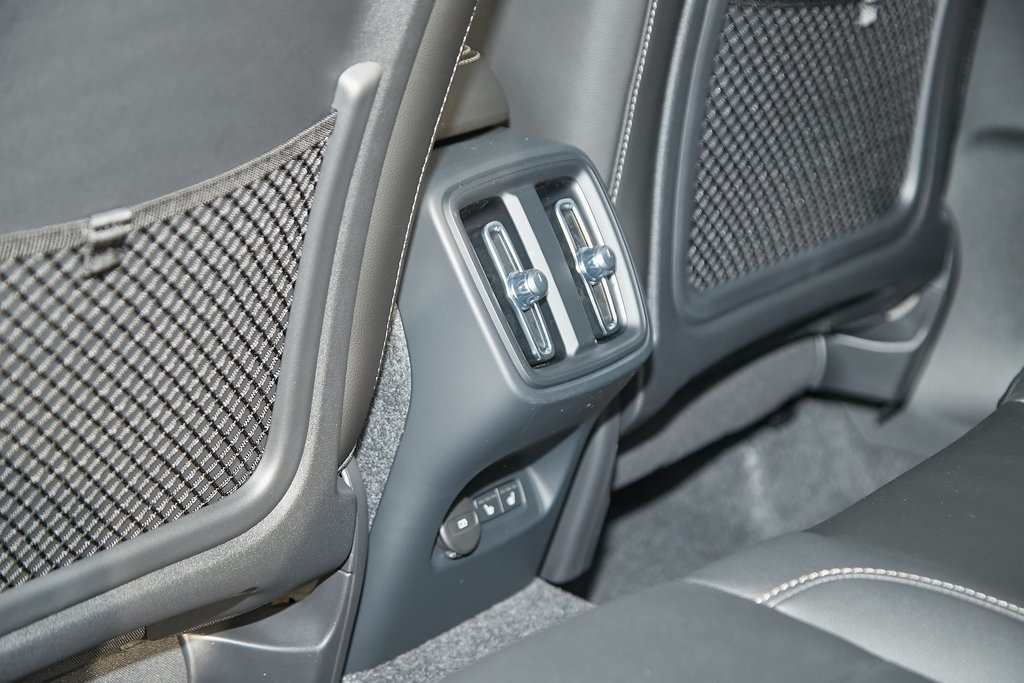 2025 VOLVO XC40 - Image 17
