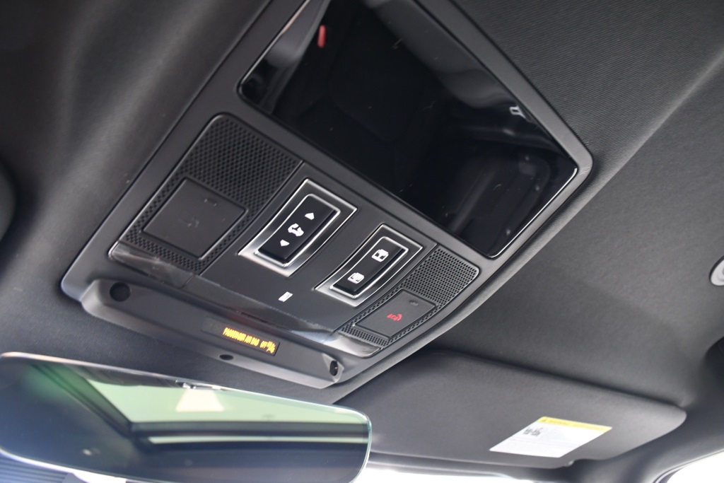 2025 Land Rover Defender 110 S photo 32