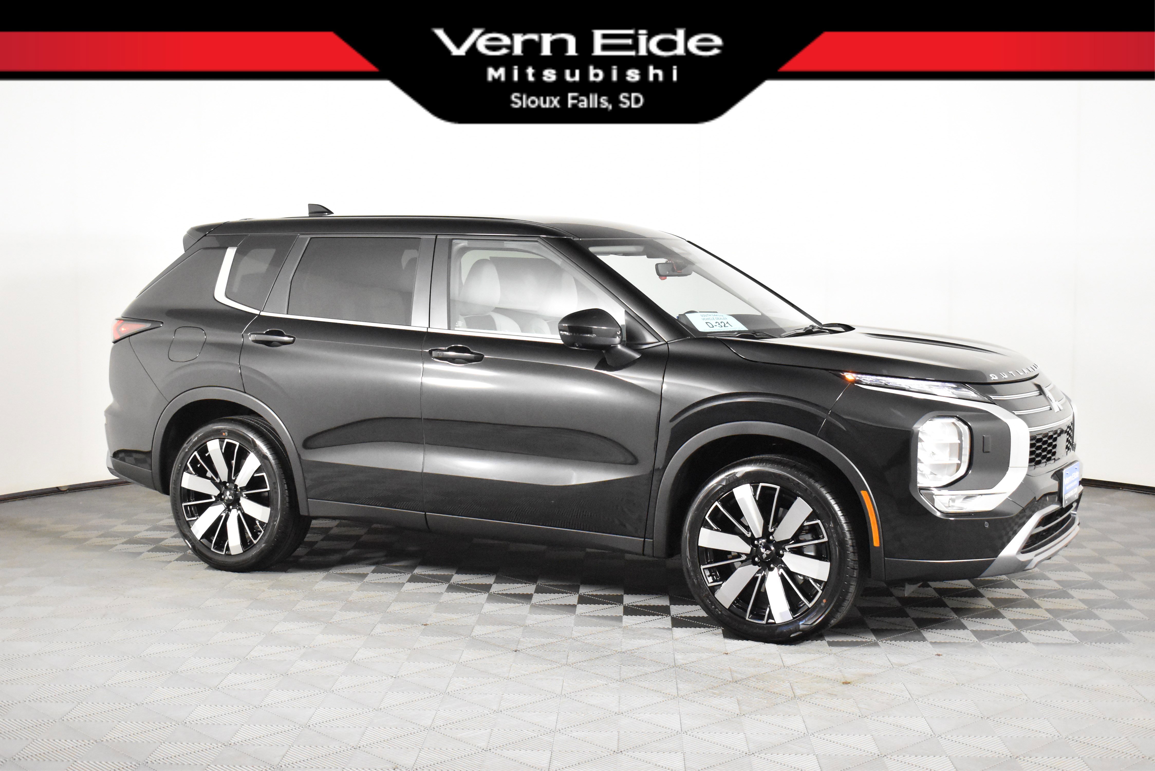 2025 Mitsubishi Outlander SE's photo