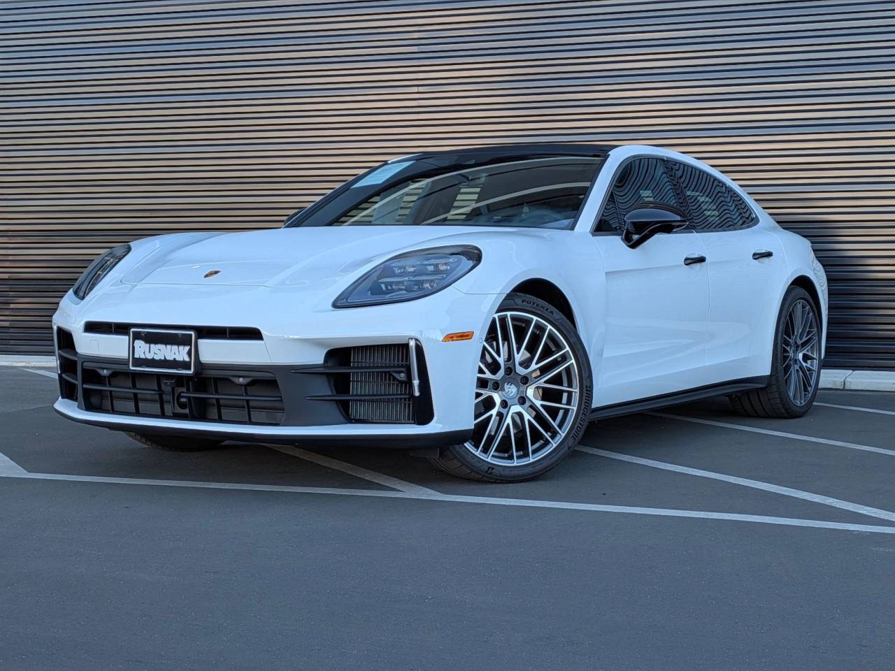 2025 Porsche Panamera Base's photo