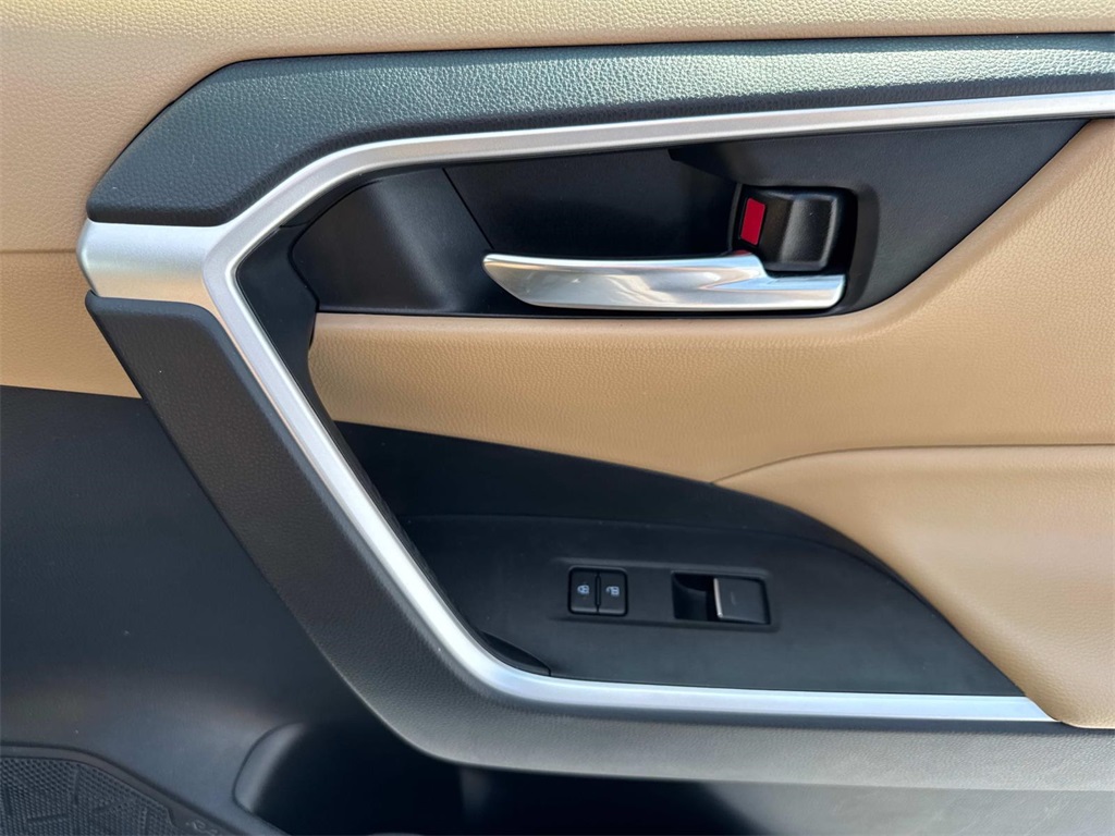 2022 Toyota RAV4 Hybrid XLE photo 13