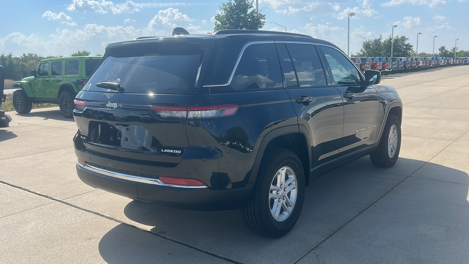 2025 Jeep Grand Cherokee Laredo photo 3