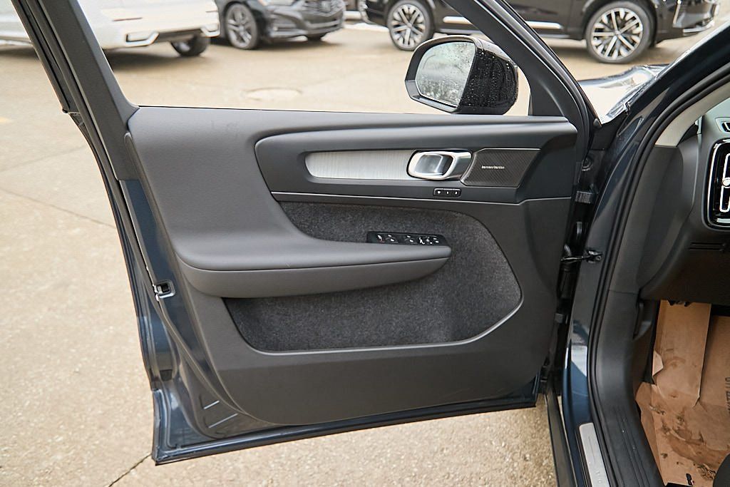 2026 VOLVO XC40 - Image 9