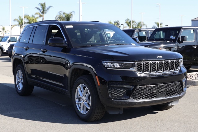 New 2025 Diamond Black Crystal Pearl-Coat Exterior Paint Jeep Laredo X image 1