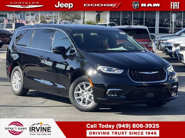 2026 Chrysler Pacifica Select's photo